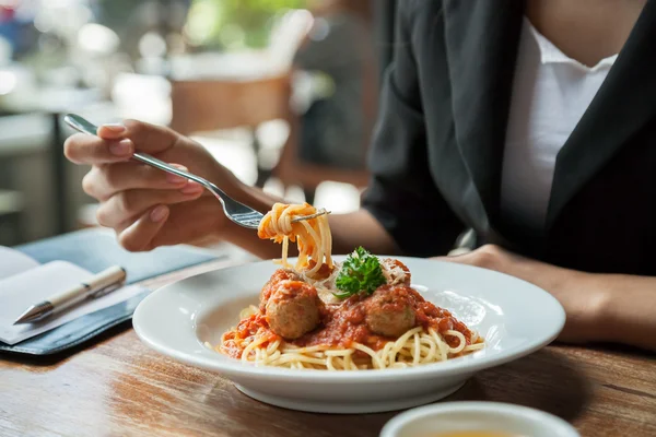 Frau isst Spaghetti — Stockfoto