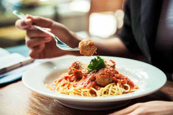 Frau isst Spaghetti — Stockfoto