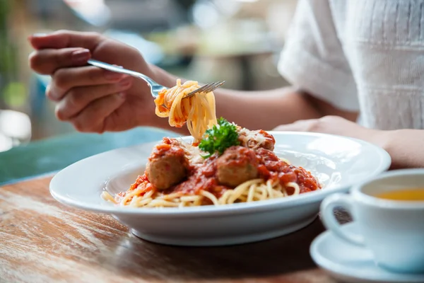 Frau isst Spaghetti — Stockfoto