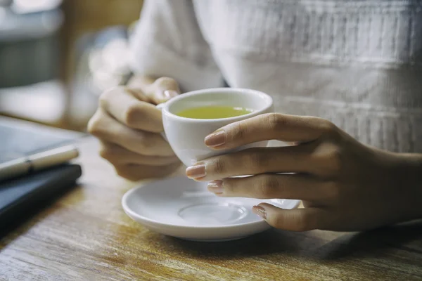 喝茶的女人 — 图库照片