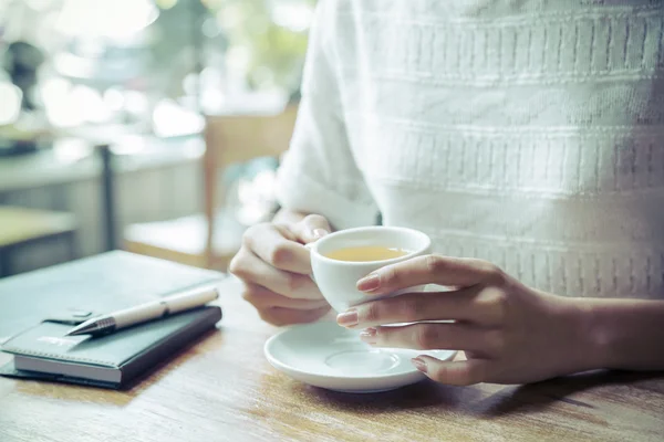 女がお茶を飲む — ストック写真