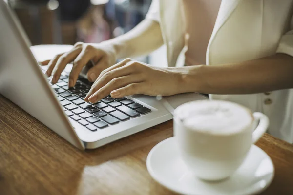 Mulher digitando trabalho em uma cafeteria — Fotografia de Stock