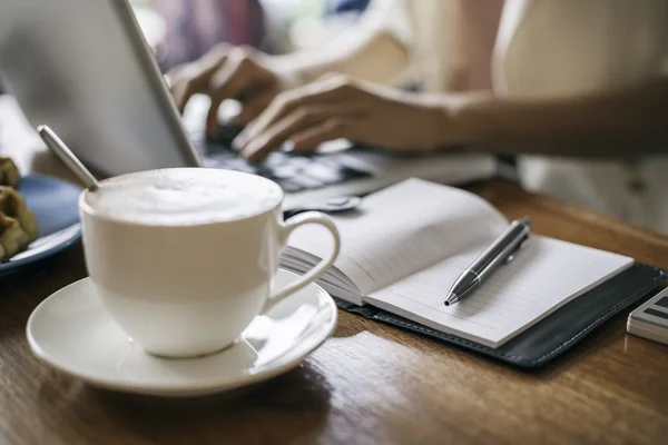 Mulher digitando trabalho em uma cafeteria — Fotografia de Stock