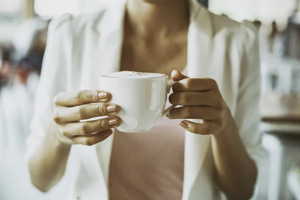 Mulher segurando xícara de café — Fotografia de Stock