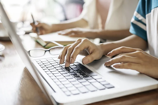 Tonåring med laptop — Stockfoto