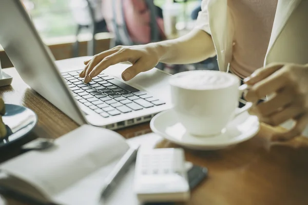 Met een kop koffie — Stockfoto