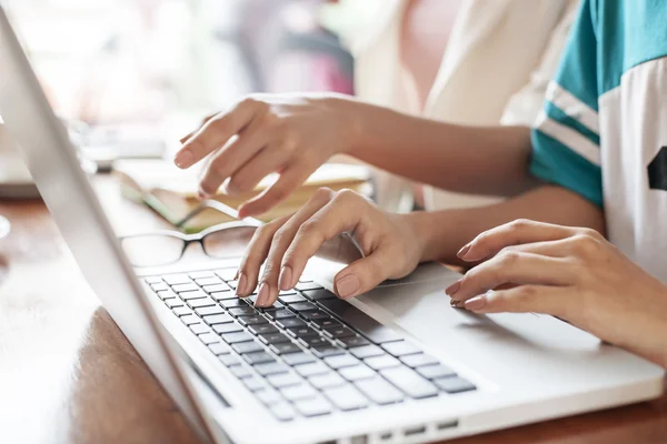 Donne con computer portatile — Foto Stock