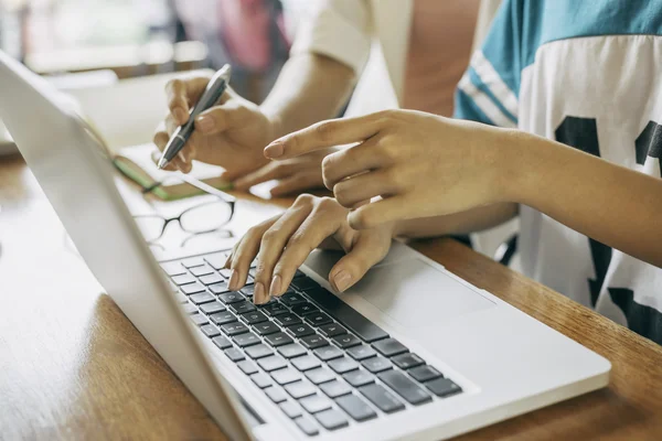 Laptop a nők — Stock Fotó