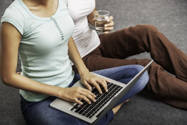 Junge Frauen sitzen und nutzen Laptop — Stockfoto