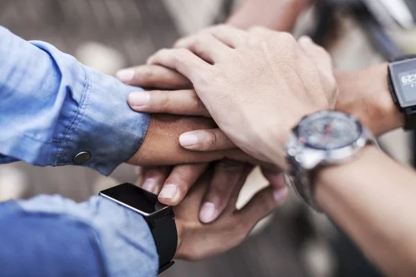 Cooperation among team mates — Stock Photo, Image