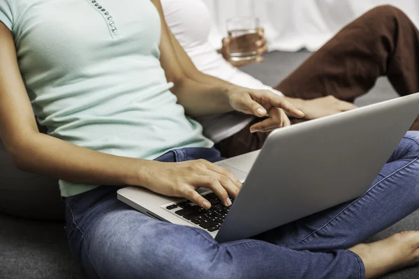 Mulheres jovens sentadas ao usar laptop — Fotografia de Stock