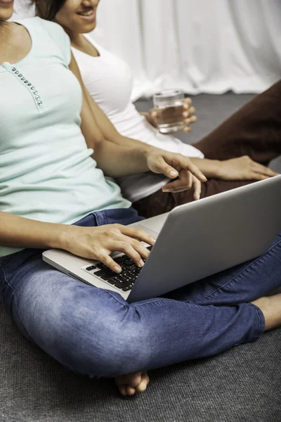 Studenten bespreken hun werk — Stockfoto