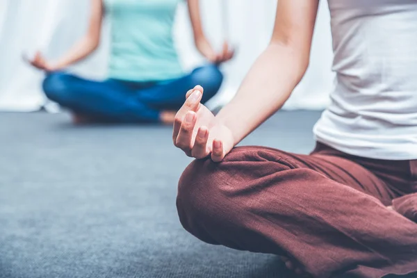 Frauen, die Yoga machen — Stockfoto