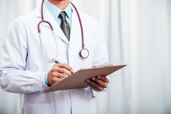 Doctor recording data — Stock Photo, Image