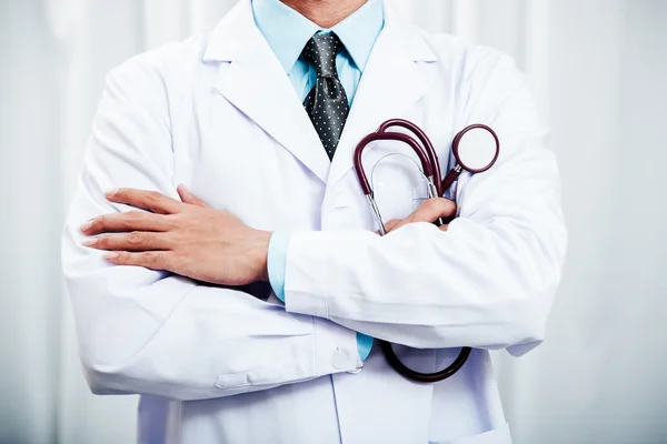 Läkare fällbara arms holding stetoskop — Stockfoto