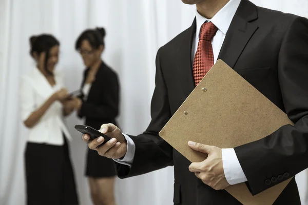 Empresario usando su celular — Foto de Stock