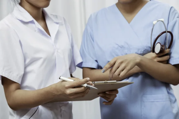 Verpleegkundigen bespreken van een patiëntendossier — Stockfoto