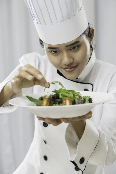 Chef preparando ensalada — Foto de Stock