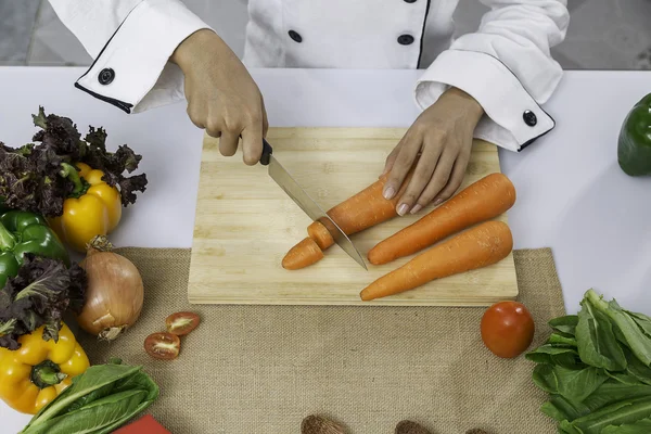 Chef-kok een schotel voorbereiden — Stockfoto