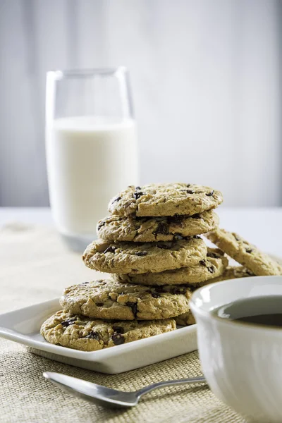 Cookie-kat, pohár tej és a tea-és kávéfőző — Stock Fotó