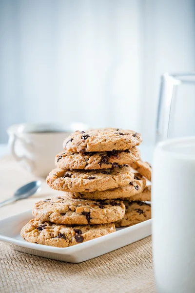 Galletas, vaso de leche y té / café — Foto de Stock