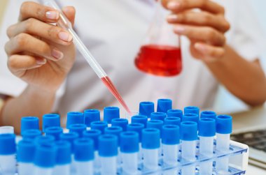 bilim adamları laboratuarda deney