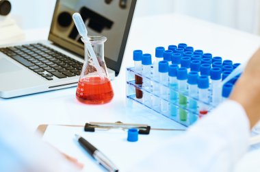 bilim adamları laboratuarda deney