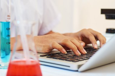 laboratuarda çalışan bilim adamı