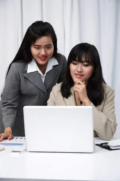 Zakenvrouwen bespreken op computer — Stockfoto