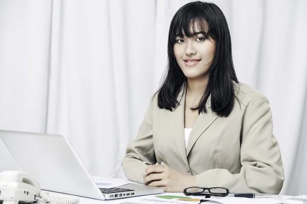 Businesswoman sitting in office — Stock Photo, Image