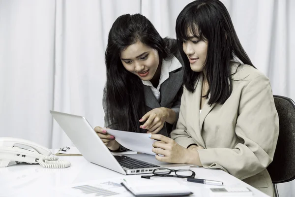 Geschäftsfrauen diskutieren am Computer — Stockfoto