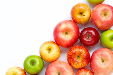 Beyaz arka planda olgun elmalar. Boşluğu kopyala