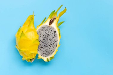 Sarı pitahaya ya da mavi arka planda ejderha meyvesi. Boşluğu kopyala