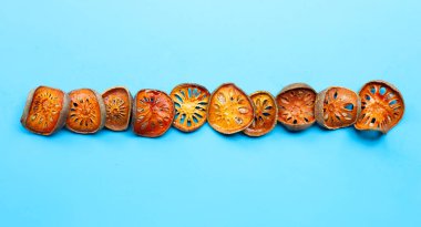 Mavi arka planda kurutulmuş bael meyvesi. Üst görünüm