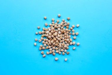 Mavi arka planda nohut. Üst görünüm