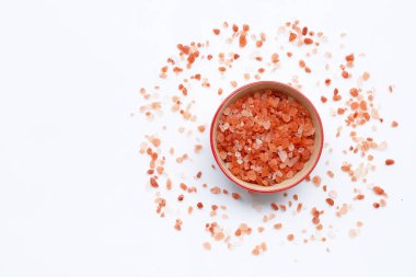 Beyaz arka planda pembe himalaya tuzu.