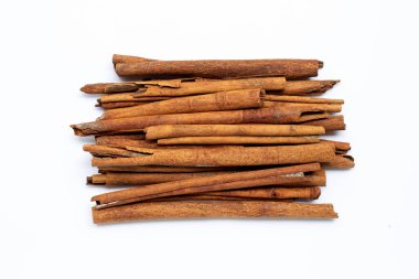 Tarçın beyaz arka plana yapışıyor. Üst görünüm