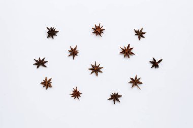 Beyaz arka planda yıldız anisi. Üst görünüm