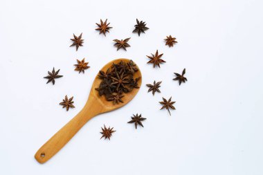 Beyaz arka planda yıldız anisi. Üst görünüm