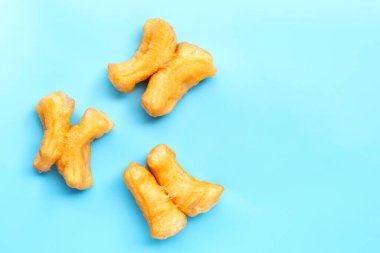 Kızarmış hamur çubuğu, mavi arka planda Çin ekmeği çubuğu. Boşluğu kopyala