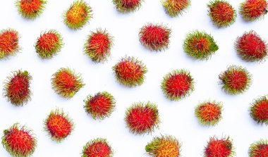Rambutan beyaz arka planda izole edilmiş. Üst görünüm