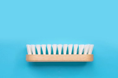 Ahşap giysiler mavi arka planda fırça.