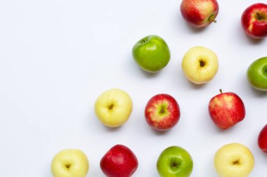 Beyaz arka planda taze elmalar. Üst görünüm