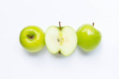 Beyaz arka planda yeşil elmalar. Boşluğu kopyala