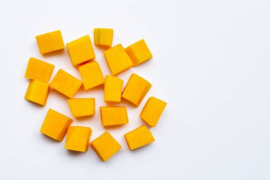 Beyaz arka planda tereyağlı ezmeyi kes ve dilimle.