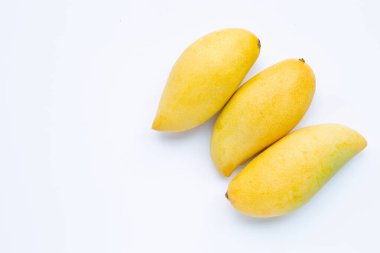 Tropik meyve, beyaz arka planda mango. Üst görünüm