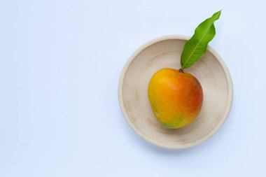 Tropik meyve, beyaz arka planda mango. Üst görünüm