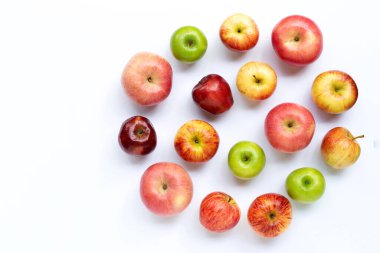 Beyaz arka planda olgun elmalar. Üst görünüm