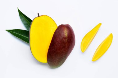 Tropik meyve, beyaz arka planda mango. Üst görünüm