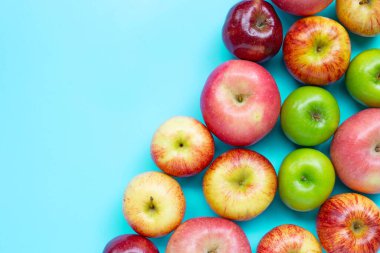 Mavi arka planda olgun elmalar. Boşluğu kopyala